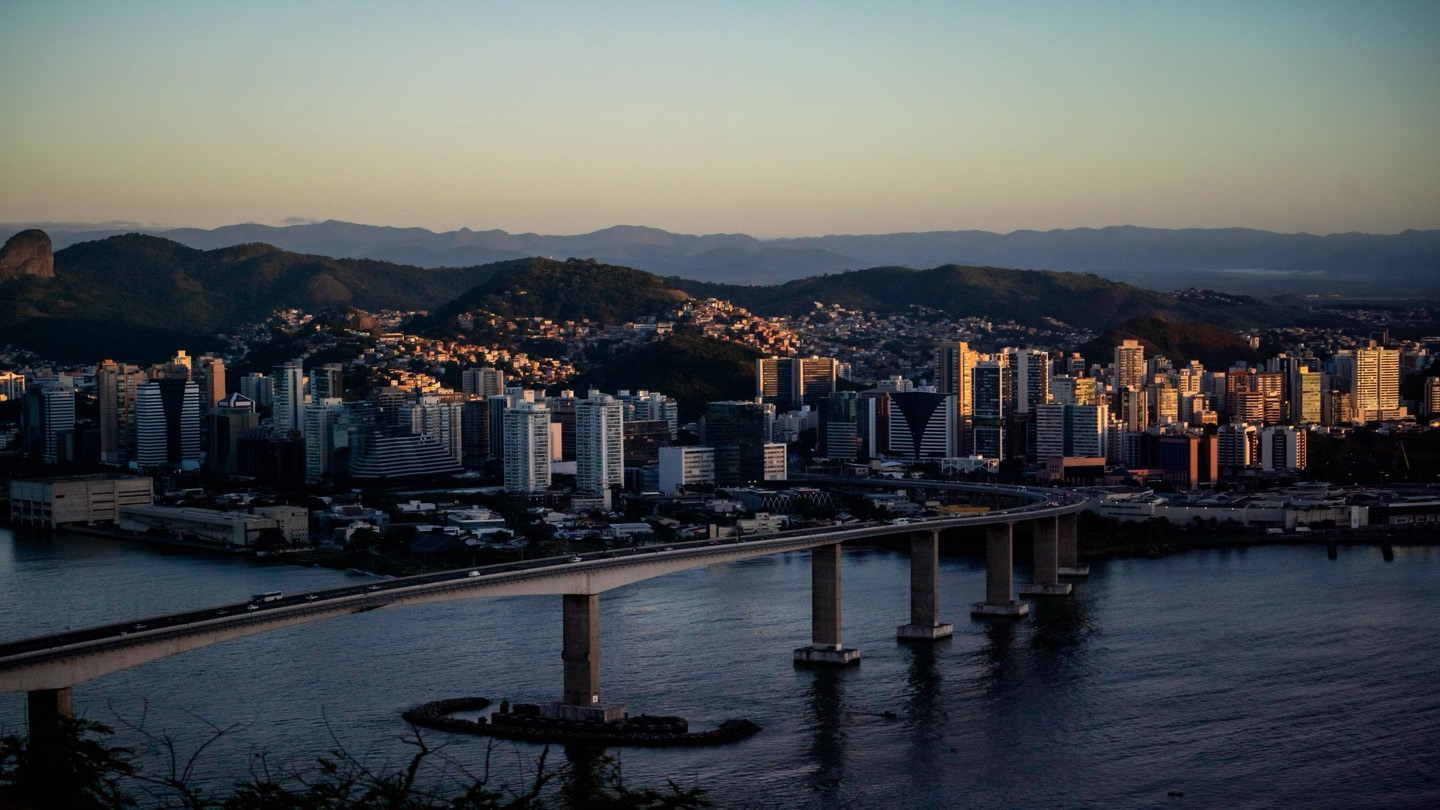 Terceira Ponte e prédios da Enseada do Suá, em Vitória (ES), na luz do fim de tarde, com morros ao fundo